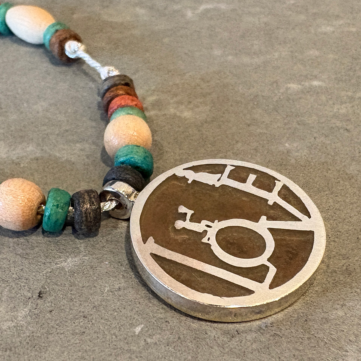 物語の一場面・花束を持ち告白するシルエットのビーズペンダント「CONFESSION COIN PENDANT 2」11