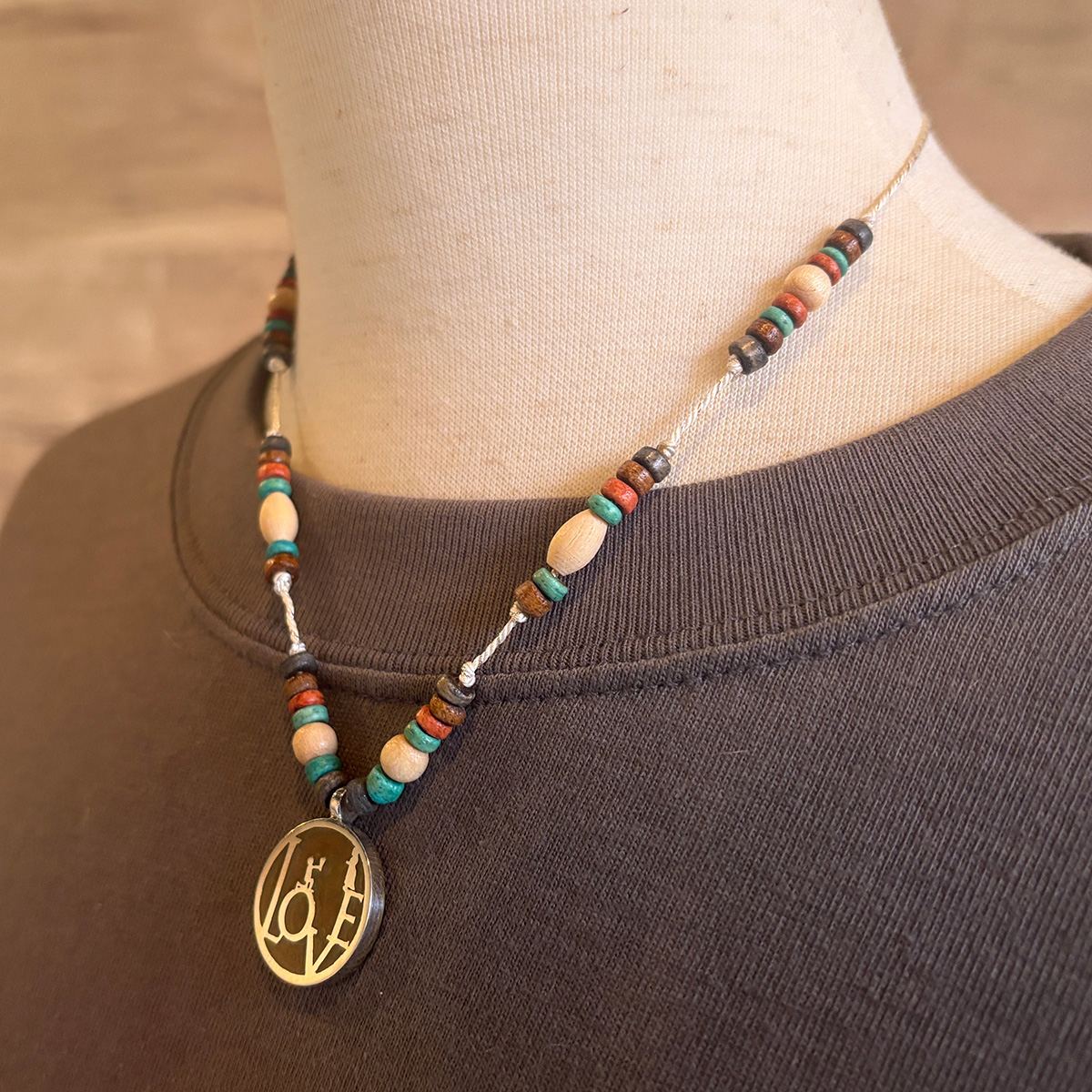 物語の一場面・花束を持ち告白するシルエットのビーズペンダント「CONFESSION COIN PENDANT 2」2