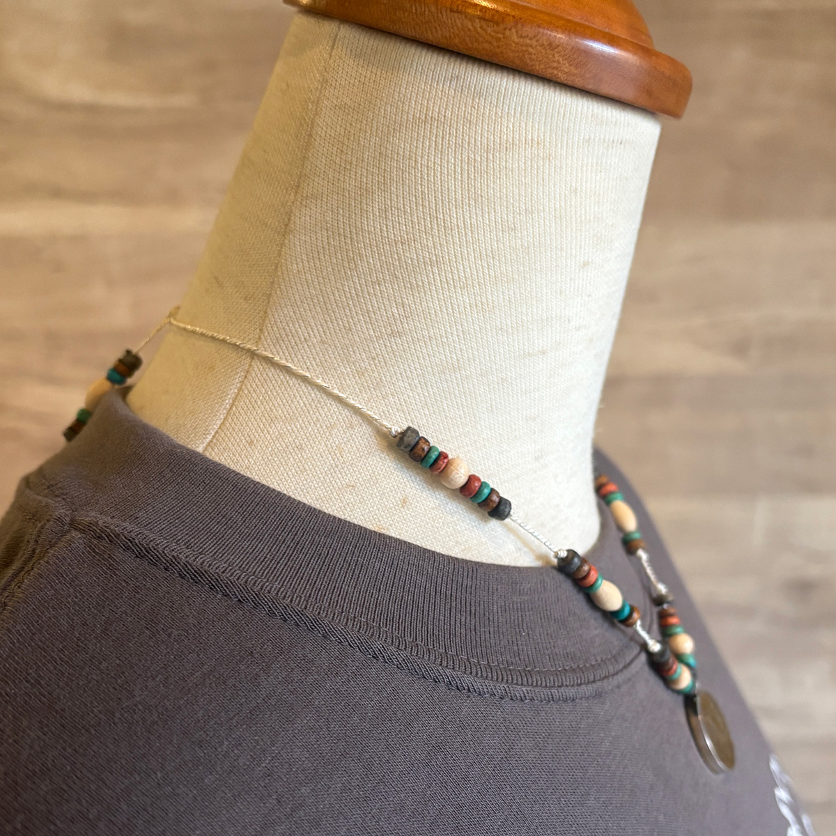 物語の一場面・花束を持ち告白するシルエットのビーズペンダント「CONFESSION COIN PENDANT 2」3