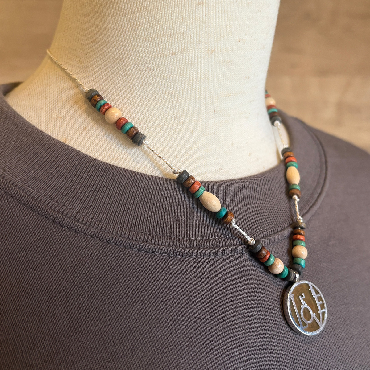 物語の一場面・花束を持ち告白するシルエットのビーズペンダント「CONFESSION COIN PENDANT 2」4