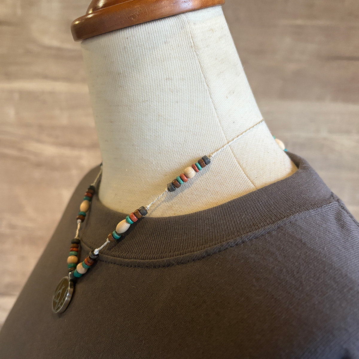 物語の一場面・花束を持ち告白するシルエットのビーズペンダント「CONFESSION COIN PENDANT 2」5