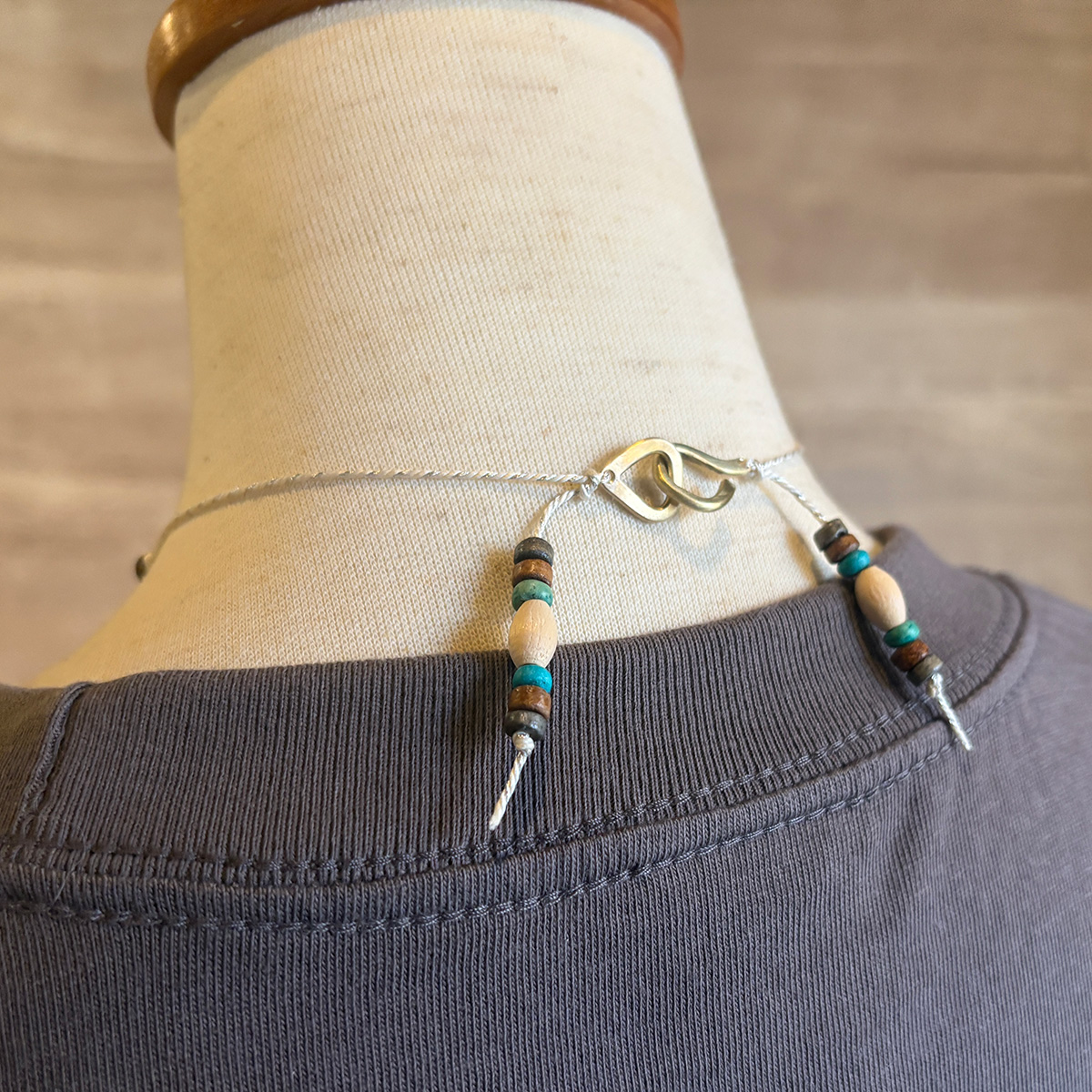 物語の一場面・花束を持ち告白するシルエットのビーズペンダント「CONFESSION COIN PENDANT 2」6