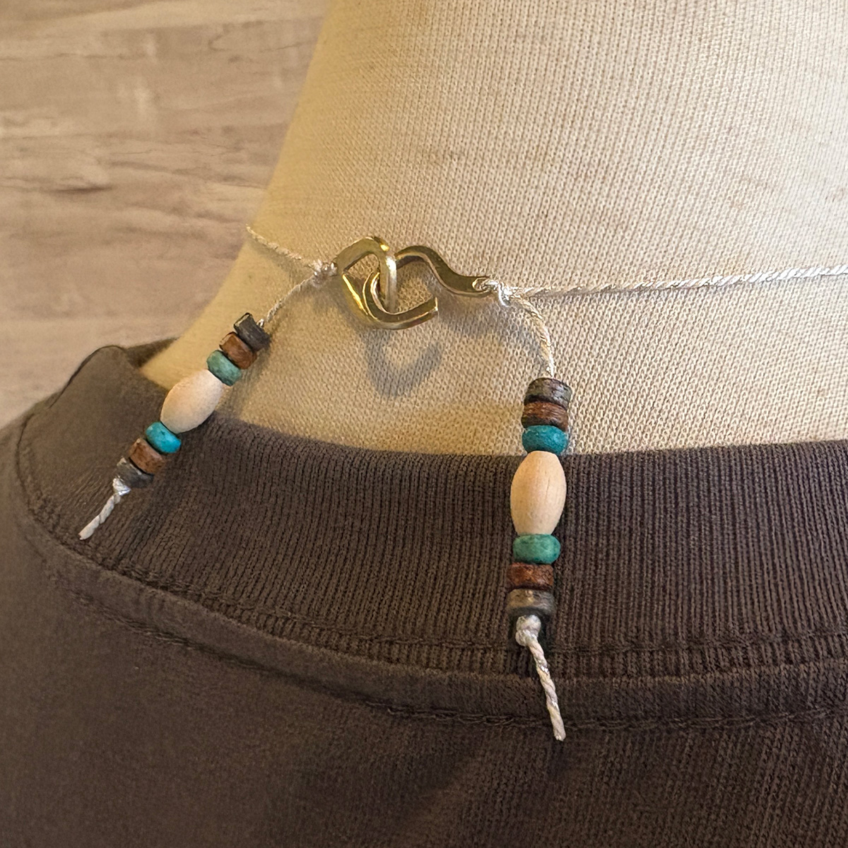 物語の一場面・花束を持ち告白するシルエットのビーズペンダント「CONFESSION COIN PENDANT 2」7