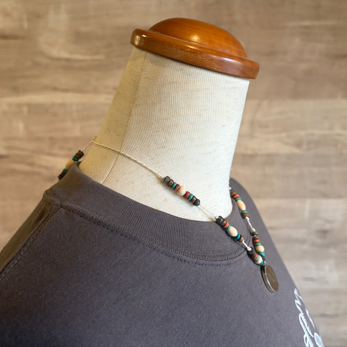 物語の一場面・花束を持ち告白するシルエットのビーズペンダント「CONFESSION COIN PENDANT 2」8