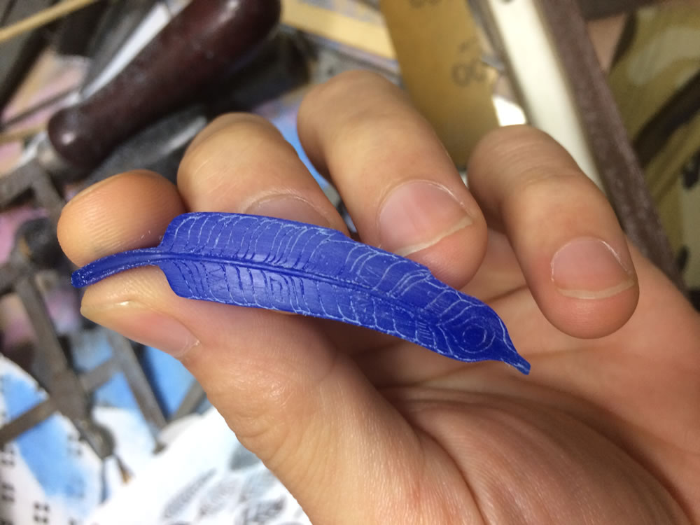 羽根のシルバーペンダント原型を制作中
