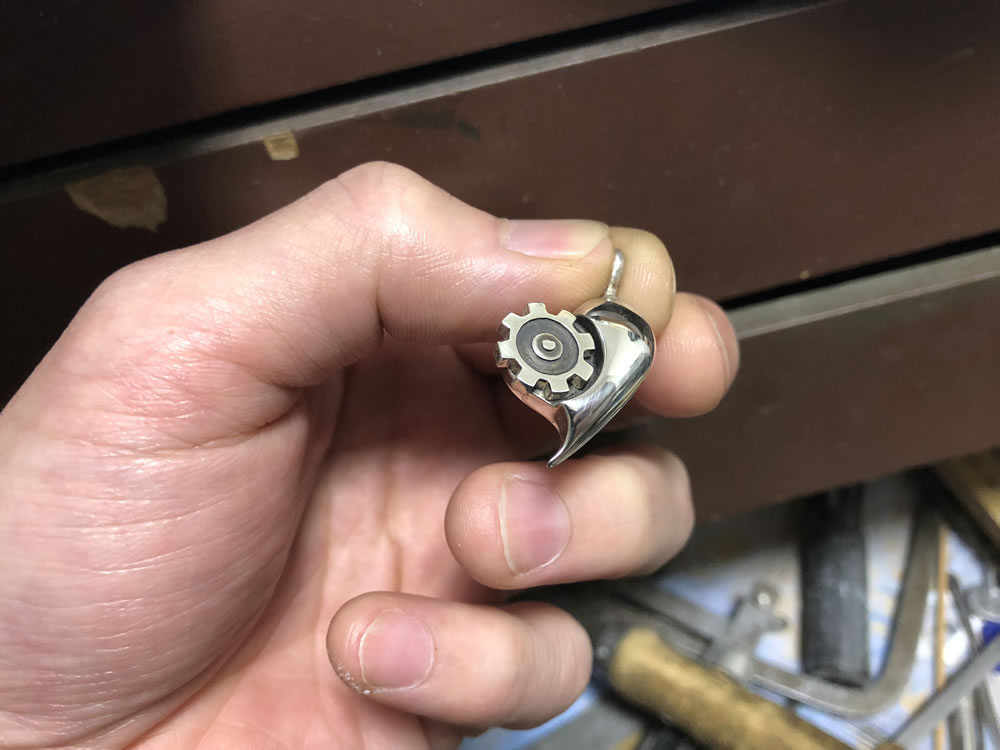 ハートにクルクル回るギアが付いたシルバーのペンダント「LOVE GEAR」