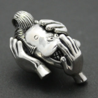 一匹で見ざる言わざる聞かざるの三猿を表現したシルバーペンダント「一匹でも三猿」1