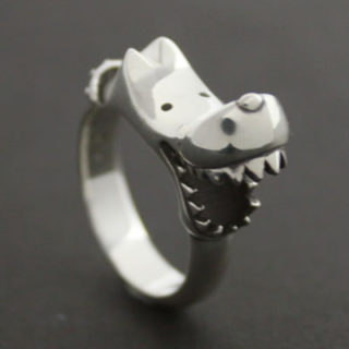 小指に着けるとどうしても薬指に噛みいてしまうシルバーリング　「BITE DOG RING」1