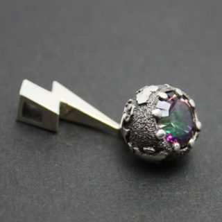キュービックのカラーで核の脅威や核融合をイメージしたシルバーペンダント「EARTH PENDANT（核）」2