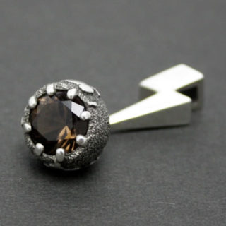 大気汚染をイメージした地球に雷が落ちるシルバーペンダント「EARTH PENDANT（破壊）」2