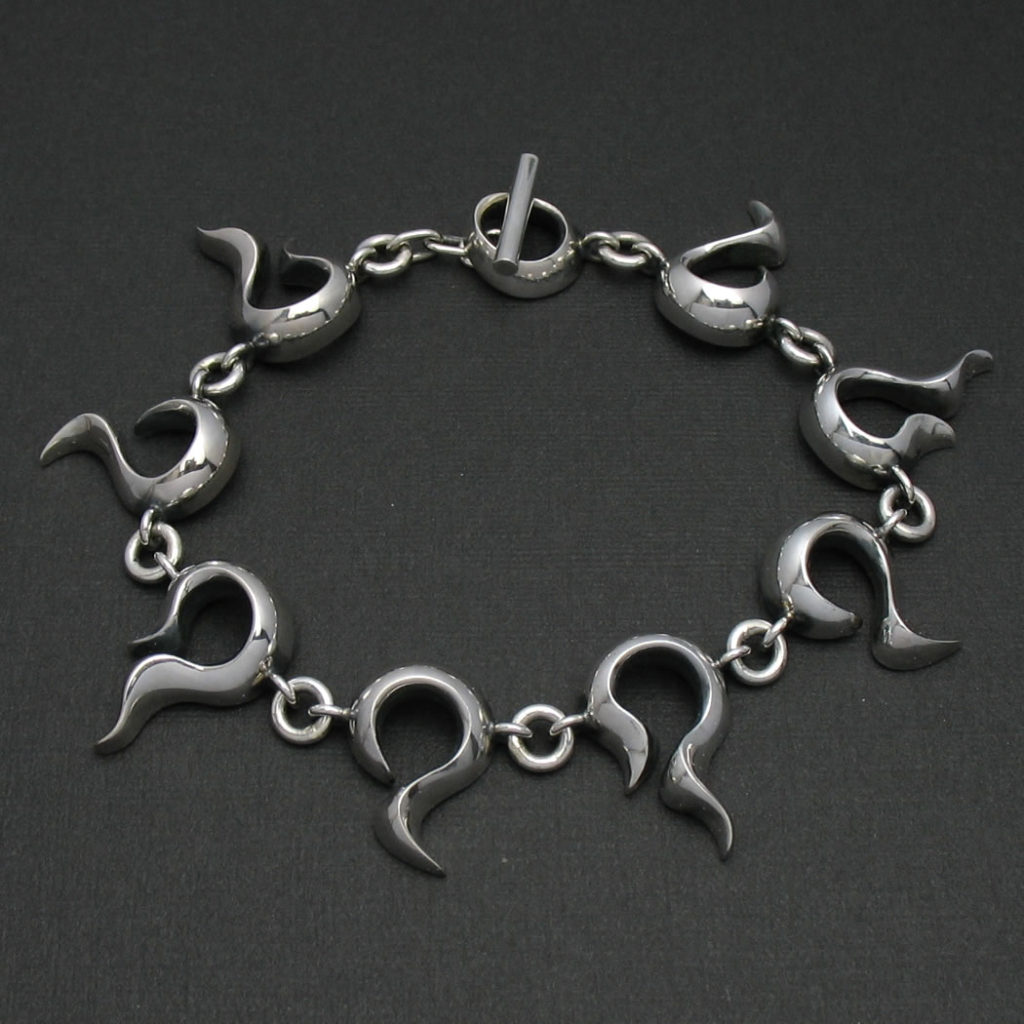 ファイヤーパターンが腕に巻きつくシルバーブレスレット「FLAME BRACELET」