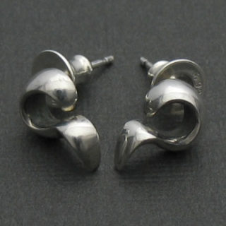 ファイヤーパターンをモチーフにしたシルバーピアス「FLAME PIERCE」