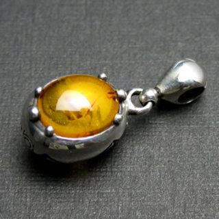 蜜があふれだしそうな花をシルバーのペンダント「HONEY DROP TOP（琥珀）」