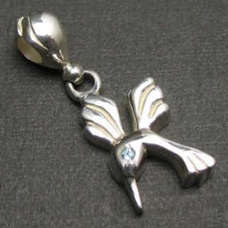 胸元に飛ぶ宝石　ハミングバードの目にカラーストーン「HUMMINGBIRD STONE（ブルートパーズ）」