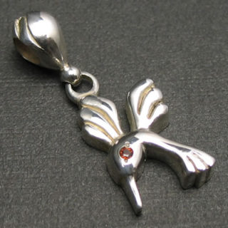 胸元に飛ぶ宝石　ハミングバードの目にカラーストーン「HUMMINGBIRD STONE（ガーネット）」