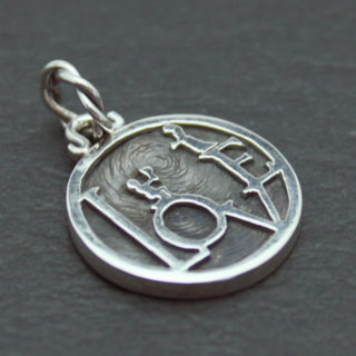 「LOVE」の小さめコイン型シルバーペンダント「LOVE MINI COIN PENDANT」3