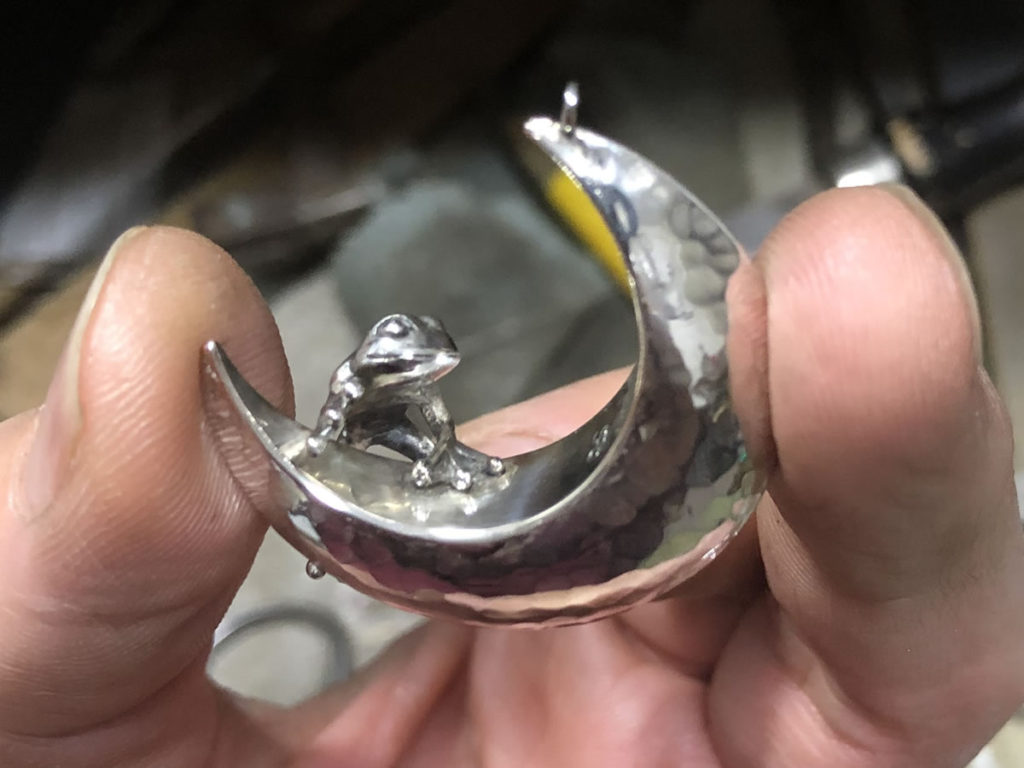 「三日月にカエル」のシルバーペンダント