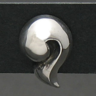 何故か「の」に見えてしまう流れる雲のシルバーピアス「の PIERCE」