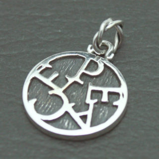 「PEACE」の小さめコイン型シルバーペンダント「PEACE MINI COIN PENDANT」