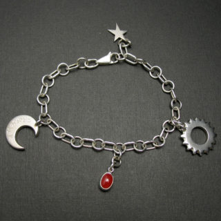 星・太陽・月を腕に巻きつけプラネタリウムに「PLANET BRACELET」