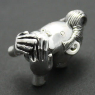 「三猿・言わざる」のフィギアの様なシルバーペンダント「三猿・言わざる ペンダント」１