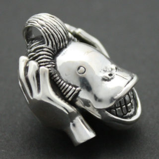 「三猿・聞かざる」のフィギアの様なシルバーペンダント「三猿・聞かざる ペンダント」