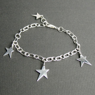 星のチャームが4つブラ下がるレディースブレスレット「STAR BRACELET」