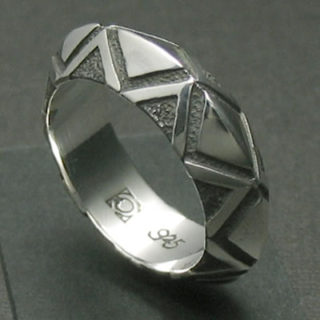 燦々と照りつける太陽の恵みを民族模様にデザイン「SUNNY RING」