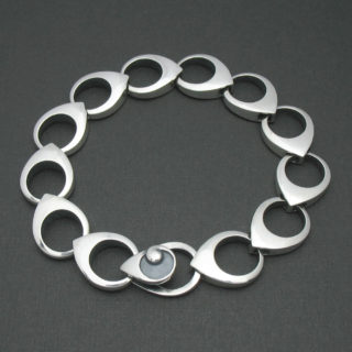 流れる水の様な極上の流線型デザインブレスレット「TEAR'S DROP BRACELET」