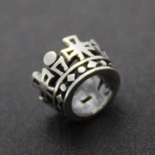 指乗りサイズの小さな王冠が出来ました。「Teeny Tiny（王冠）」