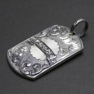 ウエスタンジュエリーのカービングデザインのペンダント「APACHEドックダグ」1