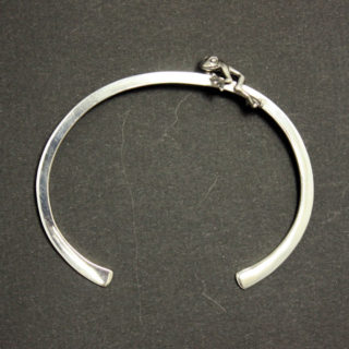 シンプルなバングルに可愛いカエルが休憩中「FROG BANGLE」