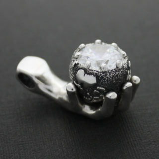 人の手に握られる地球のペンダント「GIFT (EARTH)」