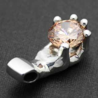 夢や将来を語る時、直接伝える大切さをイメージしたペンダント「GIFT (TWINK)」1