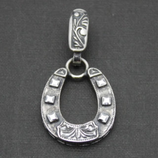 馬の蹄をモチーフにしたウエスタンジュエリー「ホースシューペンダント2（蹄鉄）」1