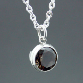 10mmのスモーキークオーツ（水晶）のクロスペンダント「SMOKY CROSS」