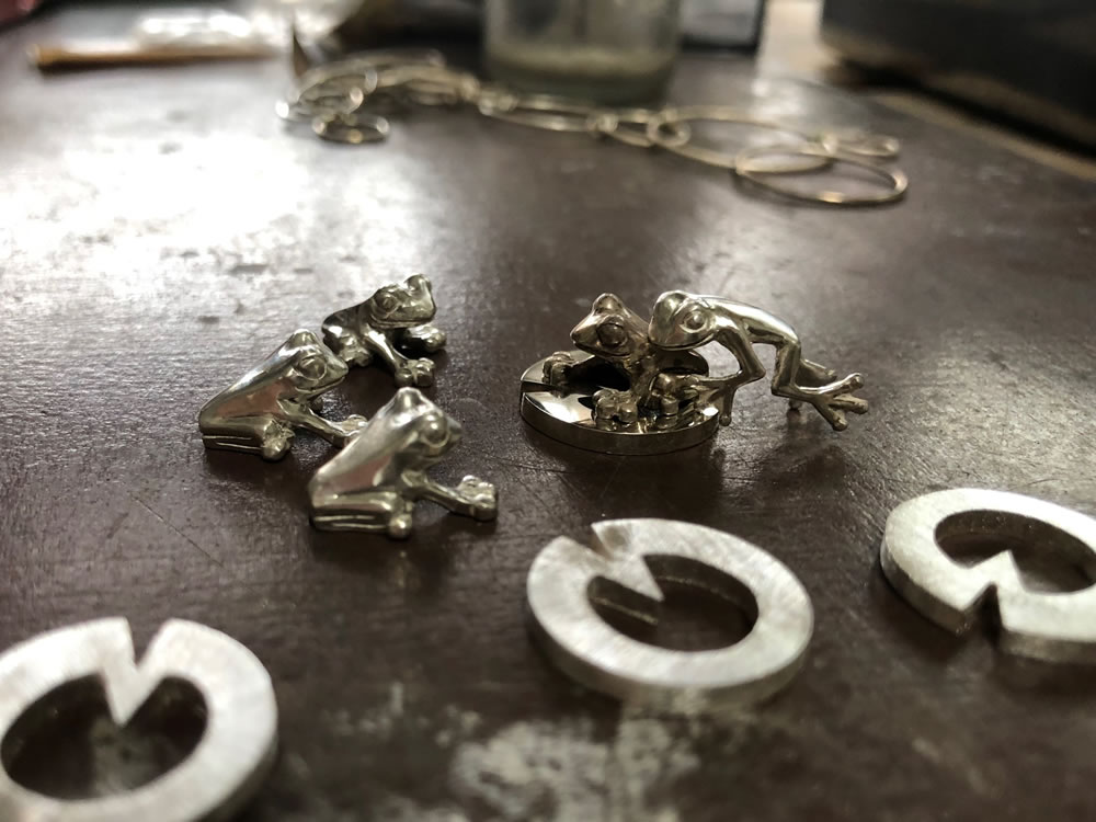 カエルの親分と会議中