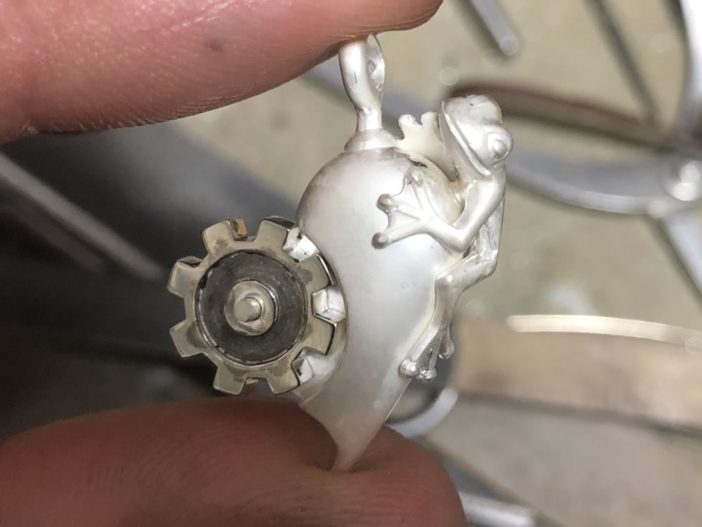 ハートにしがみ付くカエル