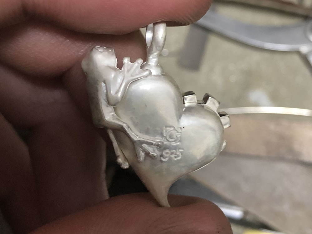 ハートにがみ付くカエル2