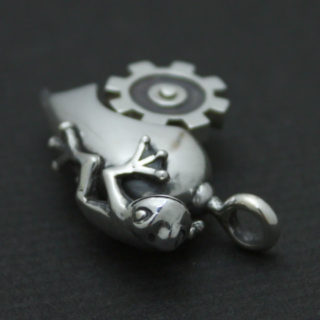 ハートにカエルがしがみつくシルバーペンダント「LOVE FROG」3