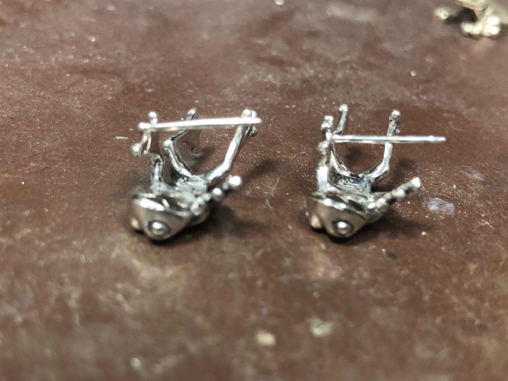 カエルのピアス。針の位置をカスタム。