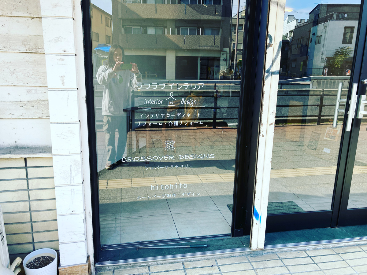 ガラスにステッカー看板