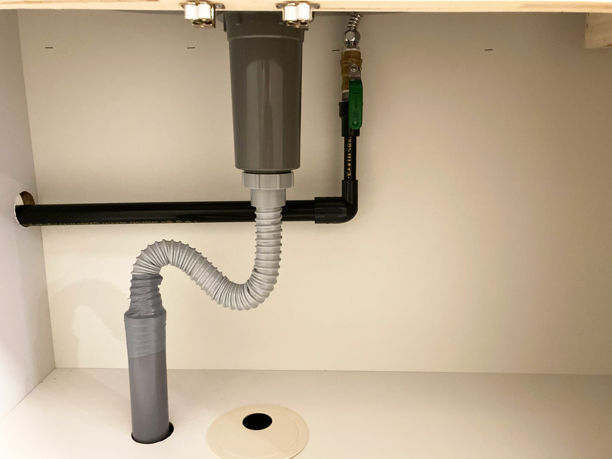 排水トラップと給水配管