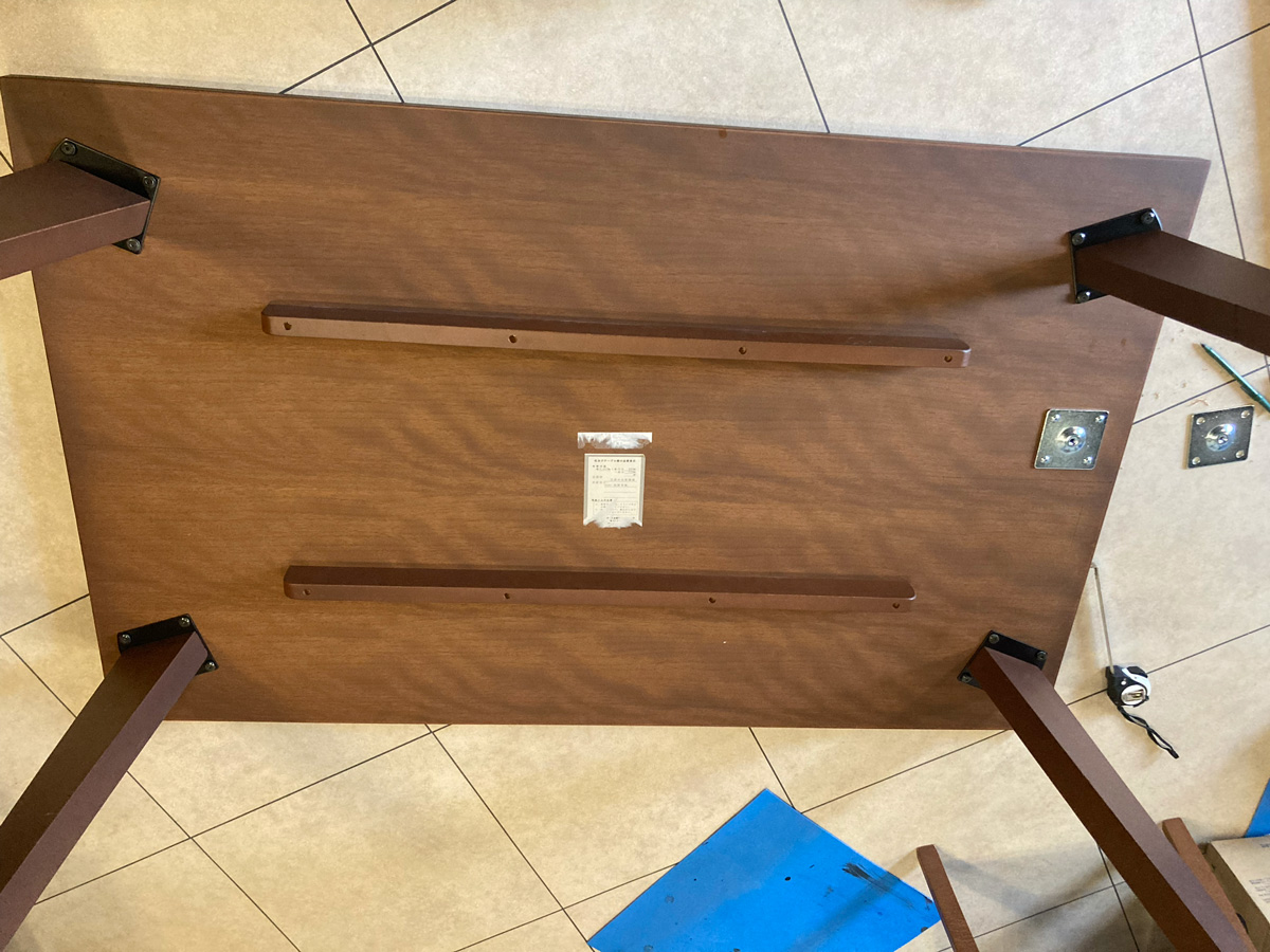 テーブル裏に金具のセッティング