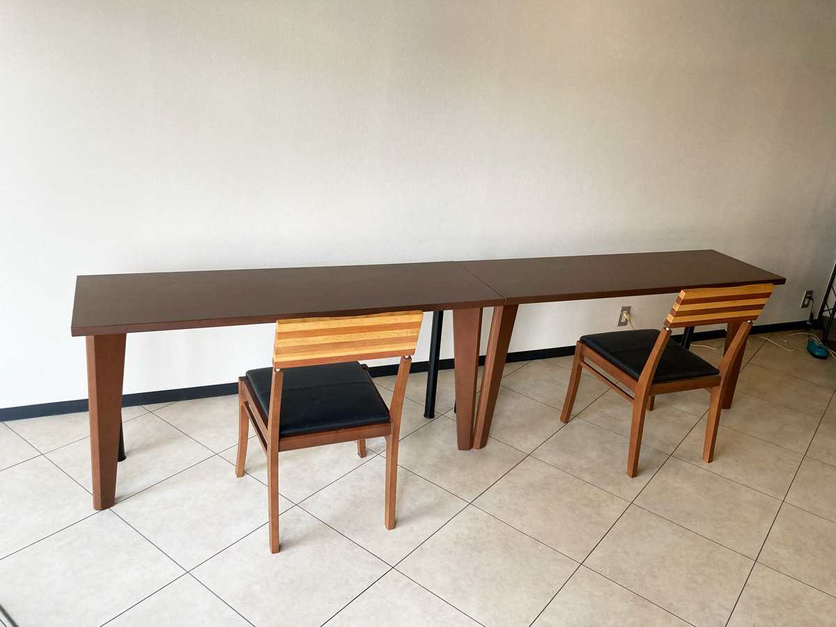 テーブル二つに並べました。