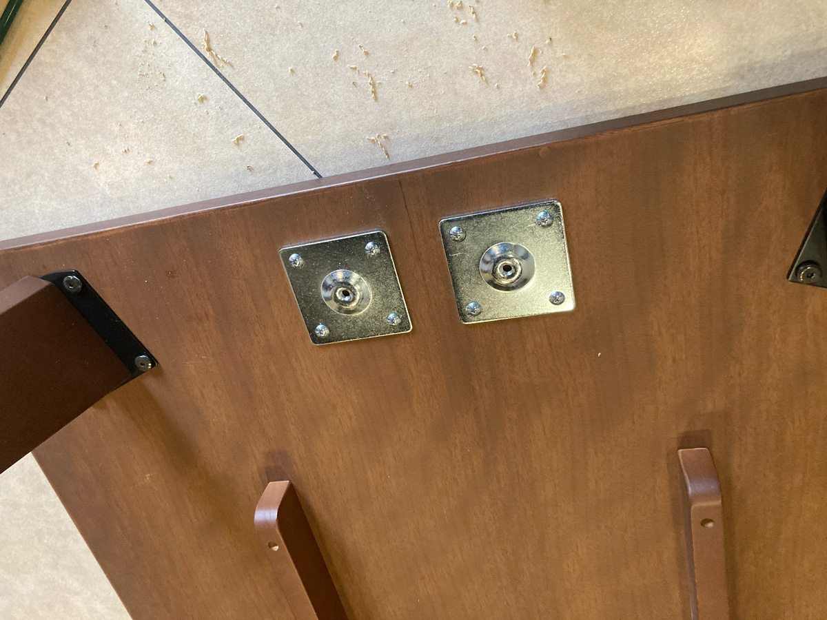 テーブル裏に金具のセッティング2