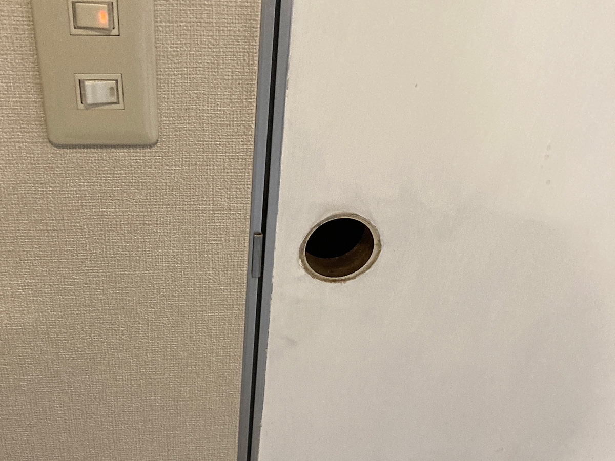 トイレの扉、鍵閉まったままになったkら撤去