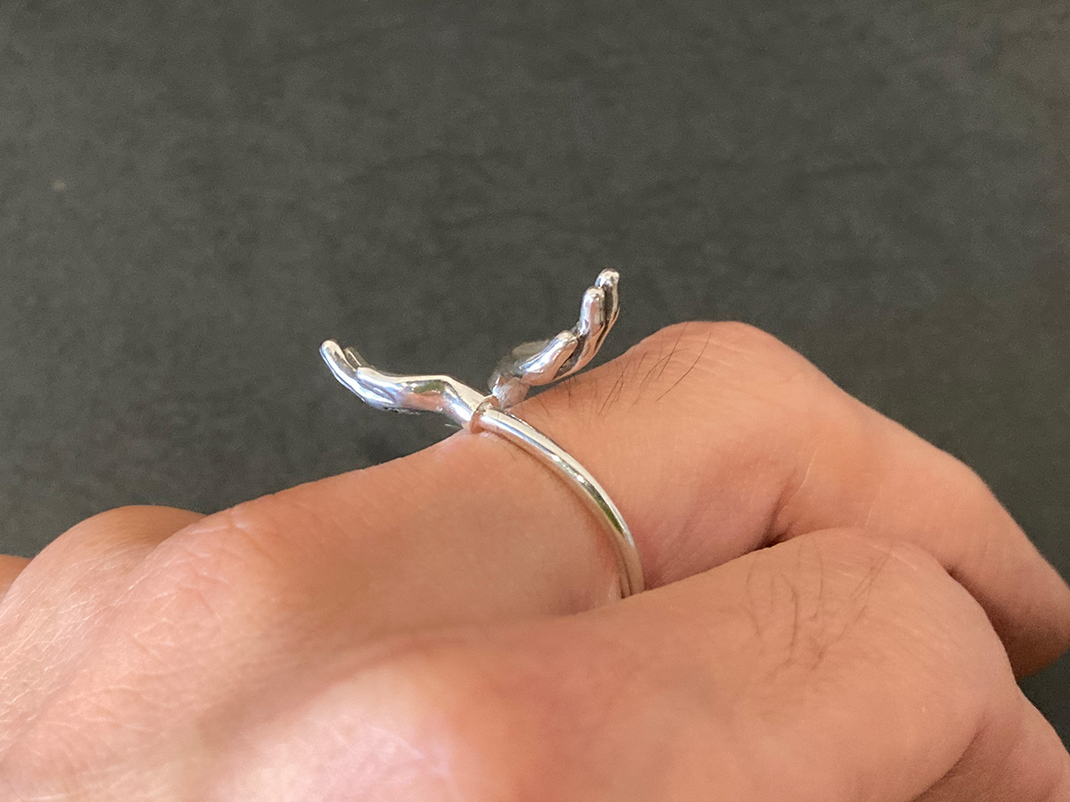 仰ぐ手の指輪2