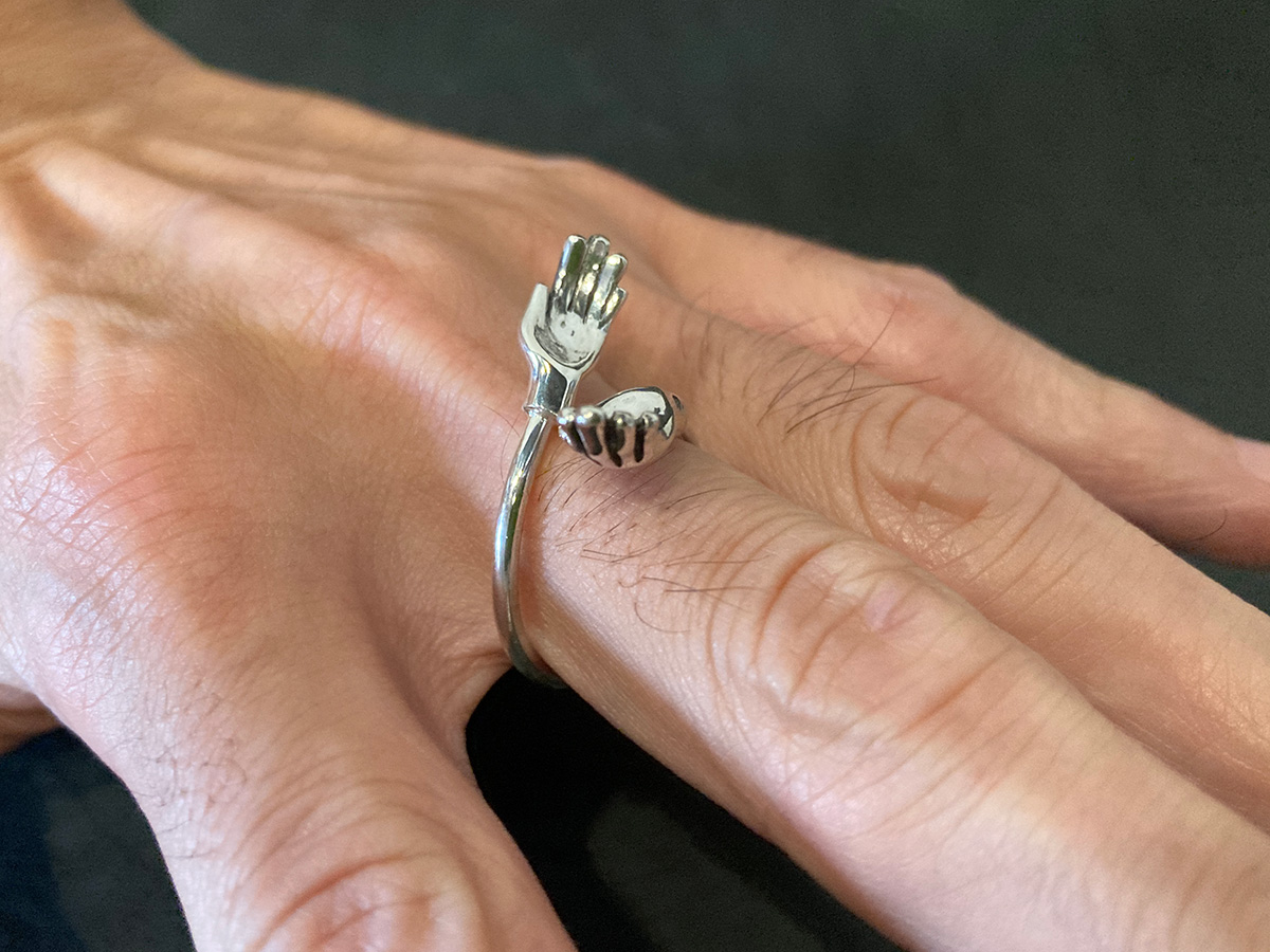 仰ぐ手の指輪3