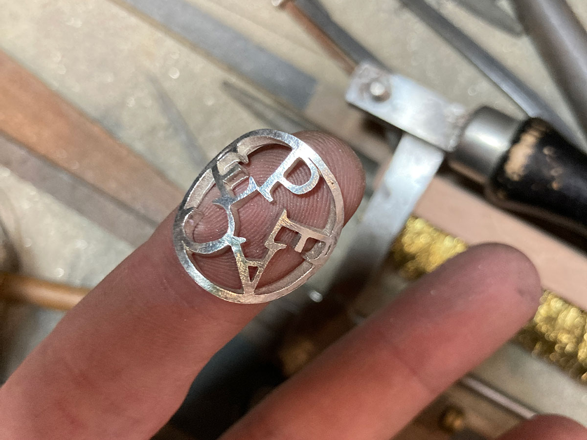 PEACEのロゴロング製作中